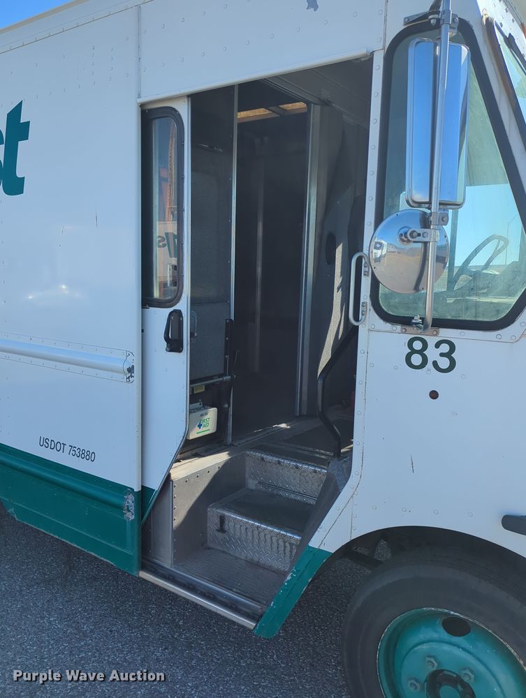 image for item LY9489 2009 Freightliner MT45 delivery truck