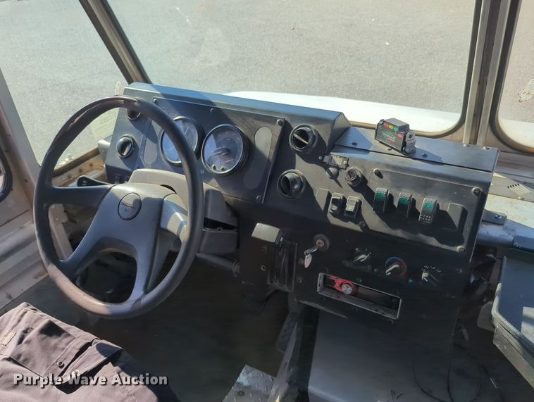 image for item LY9489 2009 Freightliner MT45 delivery truck