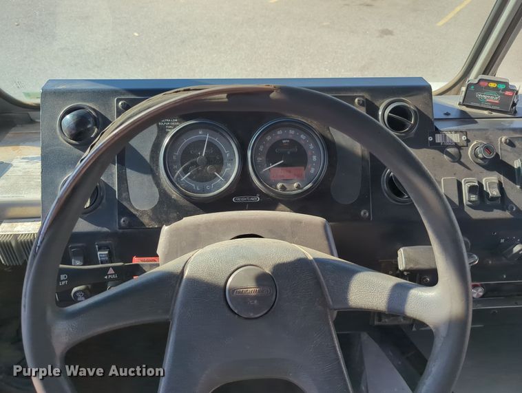 image for item LY9489 2009 Freightliner MT45 delivery truck