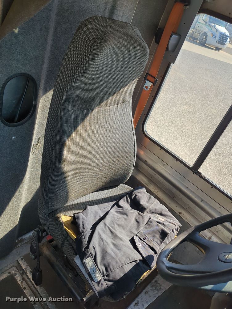 image for item LY9489 2009 Freightliner MT45 delivery truck