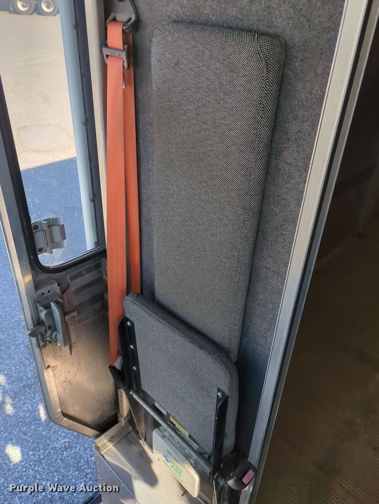 image for item LY9489 2009 Freightliner MT45 delivery truck