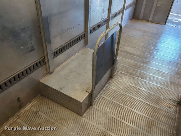 image for item LY9489 2009 Freightliner MT45 delivery truck