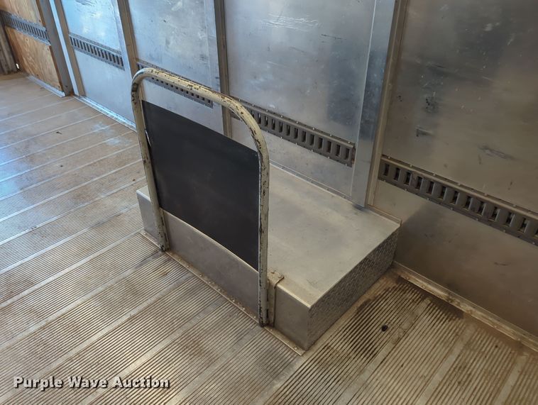 image for item LY9489 2009 Freightliner MT45 delivery truck