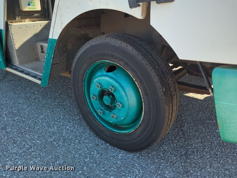 image for item LY9489 2009 Freightliner MT45 delivery truck