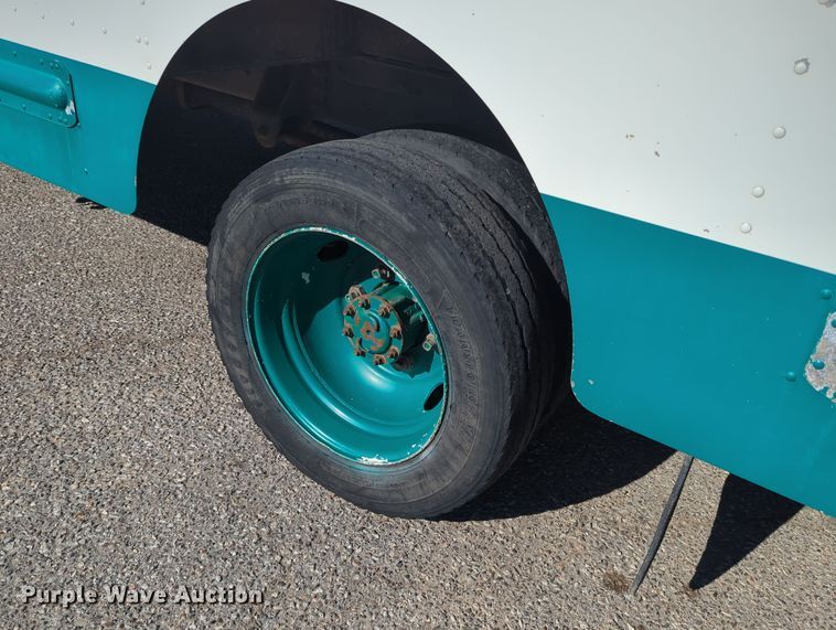 image for item LY9489 2009 Freightliner MT45 delivery truck