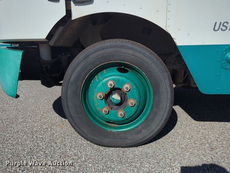 image for item LY9489 2009 Freightliner MT45 delivery truck