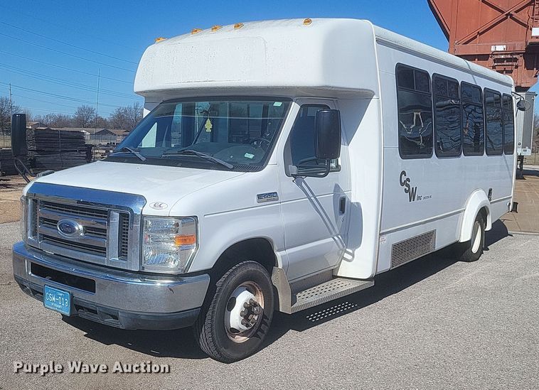 image for item MI9959 2013 Ford E450 Super Duty shuttle bus