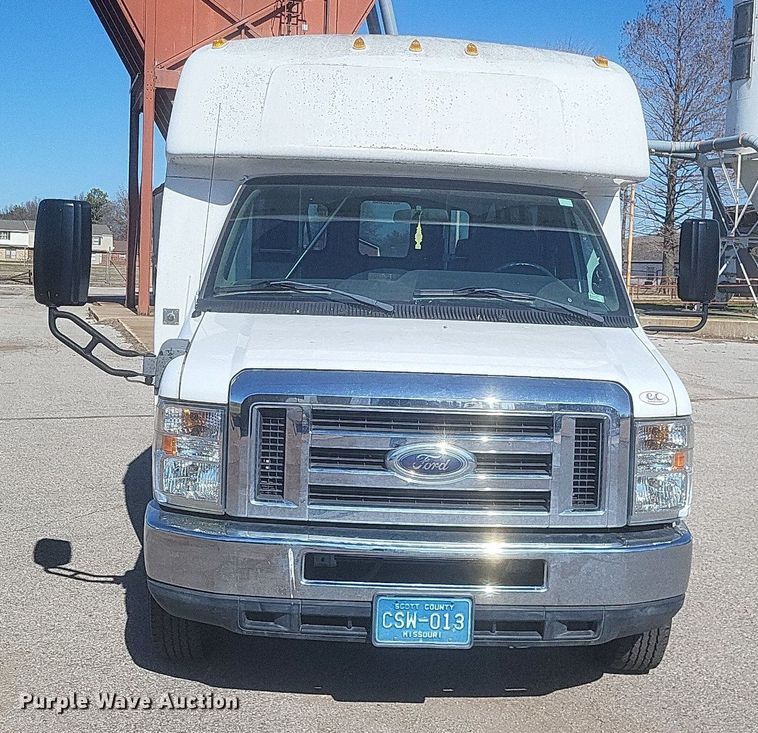 image for item MI9959 2013 Ford E450 Super Duty shuttle bus
