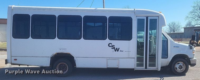 image for item MI9959 2013 Ford E450 Super Duty shuttle bus