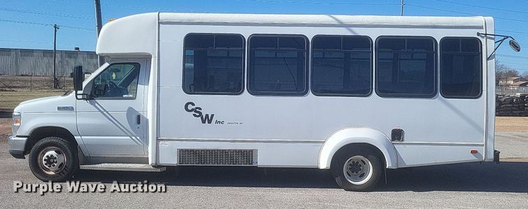 image for item MI9959 2013 Ford E450 Super Duty shuttle bus