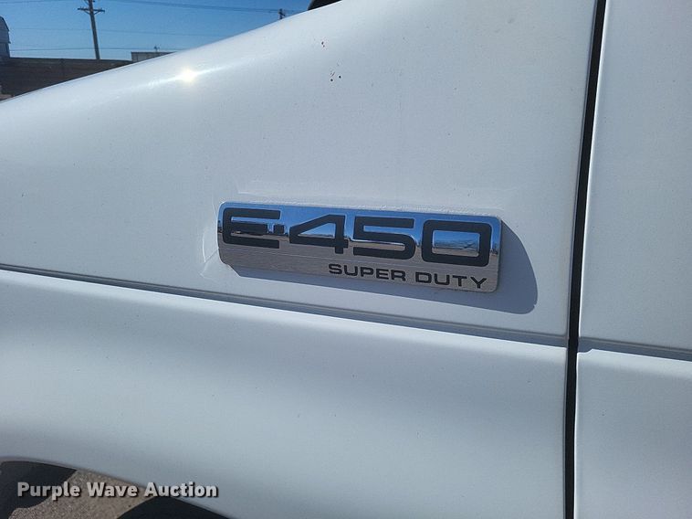 image for item MI9959 2013 Ford E450 Super Duty shuttle bus