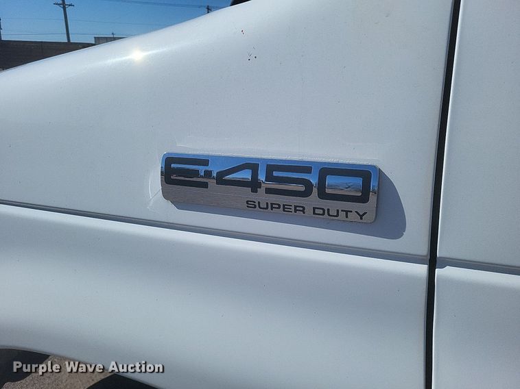 image for item MI9959 2013 Ford E450 Super Duty shuttle bus