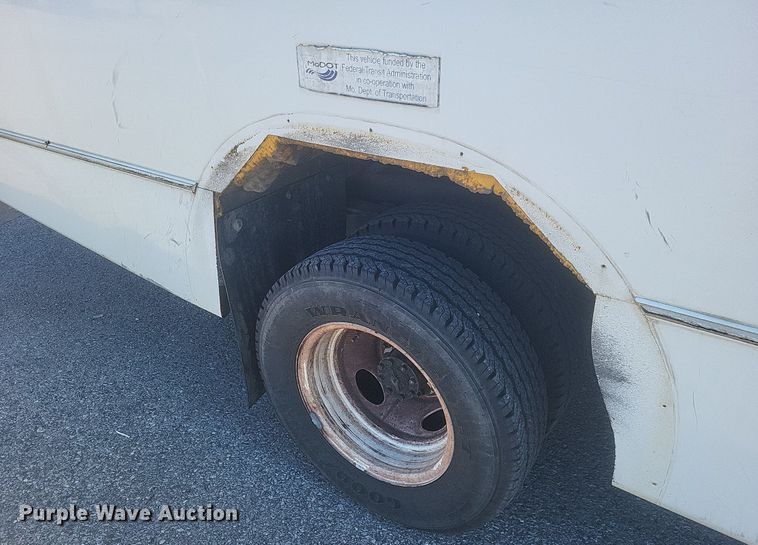 image for item MI9959 2013 Ford E450 Super Duty shuttle bus