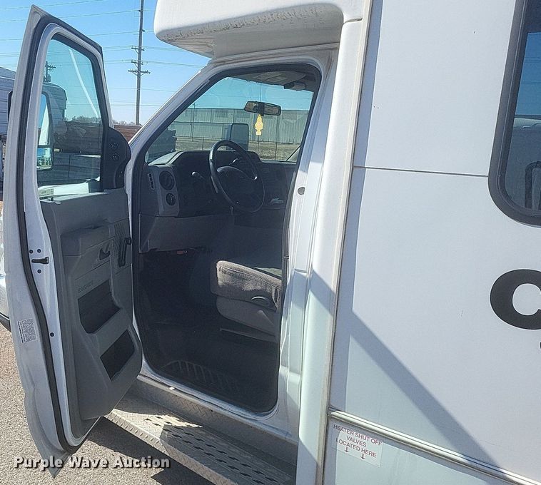 image for item MI9959 2013 Ford E450 Super Duty shuttle bus