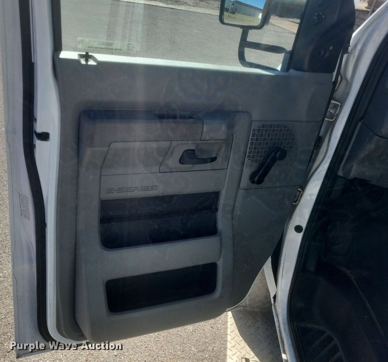 image for item MI9959 2013 Ford E450 Super Duty shuttle bus