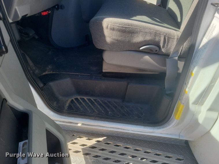 image for item MI9959 2013 Ford E450 Super Duty shuttle bus