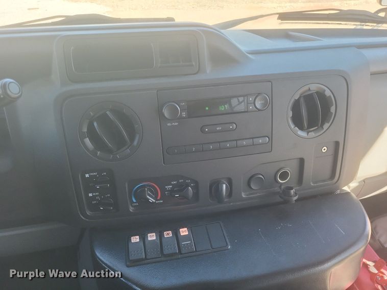 image for item MI9959 2013 Ford E450 Super Duty shuttle bus