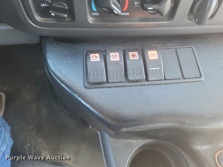 image for item MI9959 2013 Ford E450 Super Duty shuttle bus