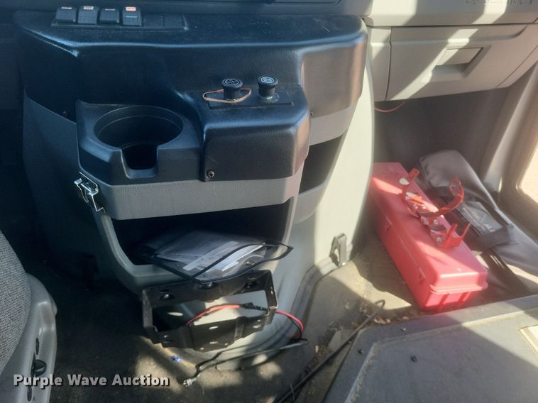 image for item MI9959 2013 Ford E450 Super Duty shuttle bus