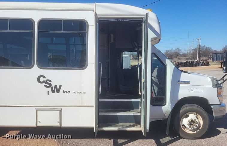 image for item MI9959 2013 Ford E450 Super Duty shuttle bus