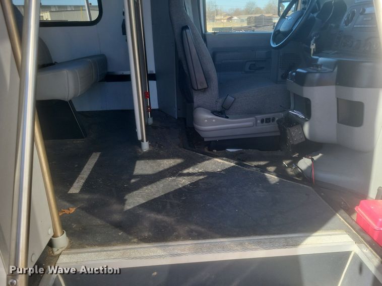 image for item MI9959 2013 Ford E450 Super Duty shuttle bus