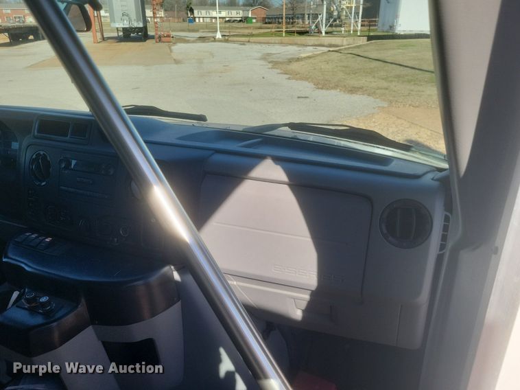 image for item MI9959 2013 Ford E450 Super Duty shuttle bus