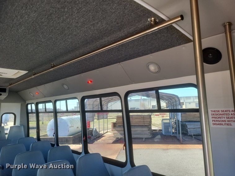 image for item MI9959 2013 Ford E450 Super Duty shuttle bus