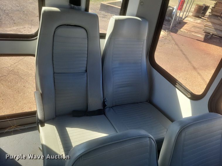 image for item MI9959 2013 Ford E450 Super Duty shuttle bus