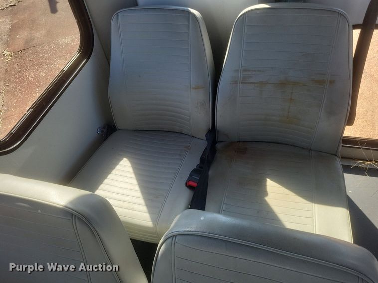 image for item MI9959 2013 Ford E450 Super Duty shuttle bus