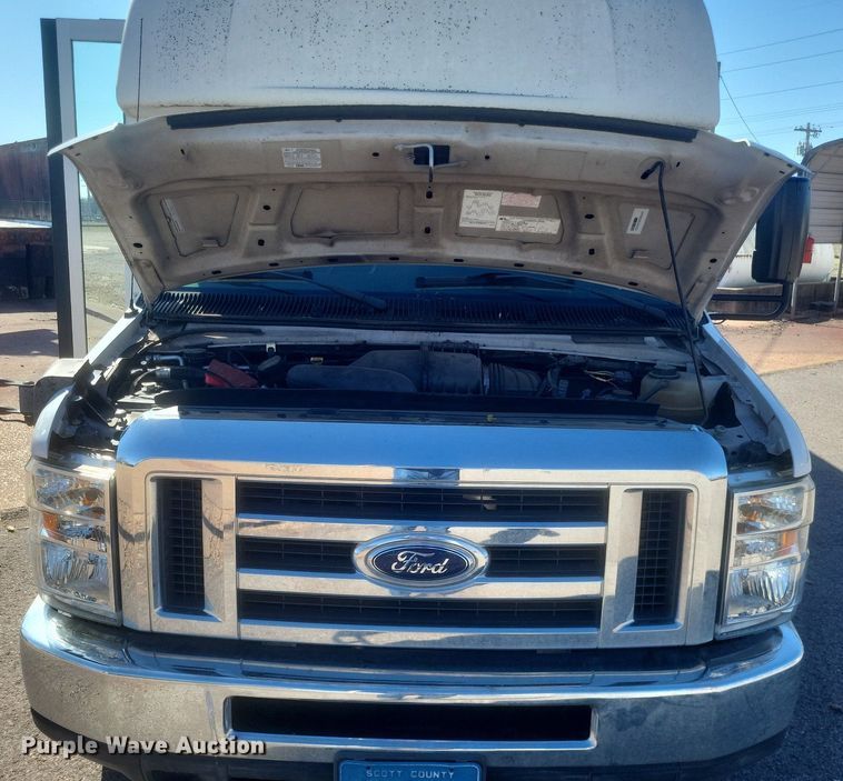 image for item MI9959 2013 Ford E450 Super Duty shuttle bus