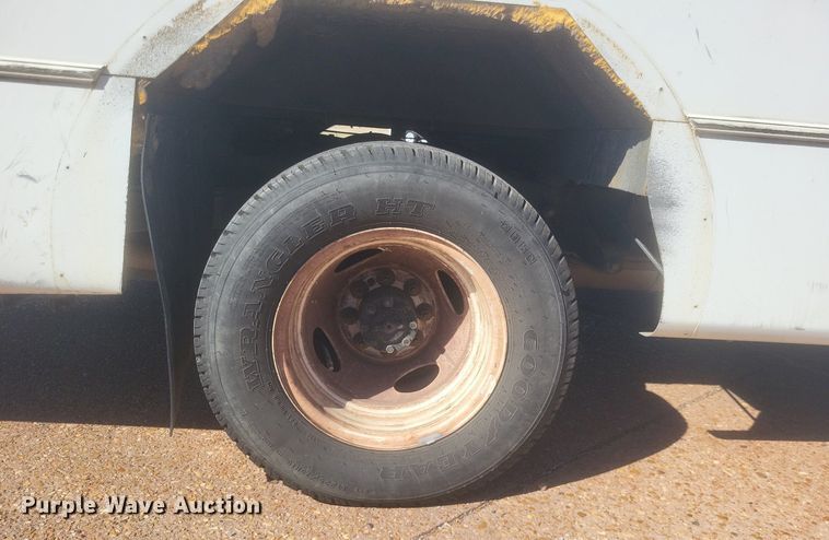 image for item MI9959 2013 Ford E450 Super Duty shuttle bus