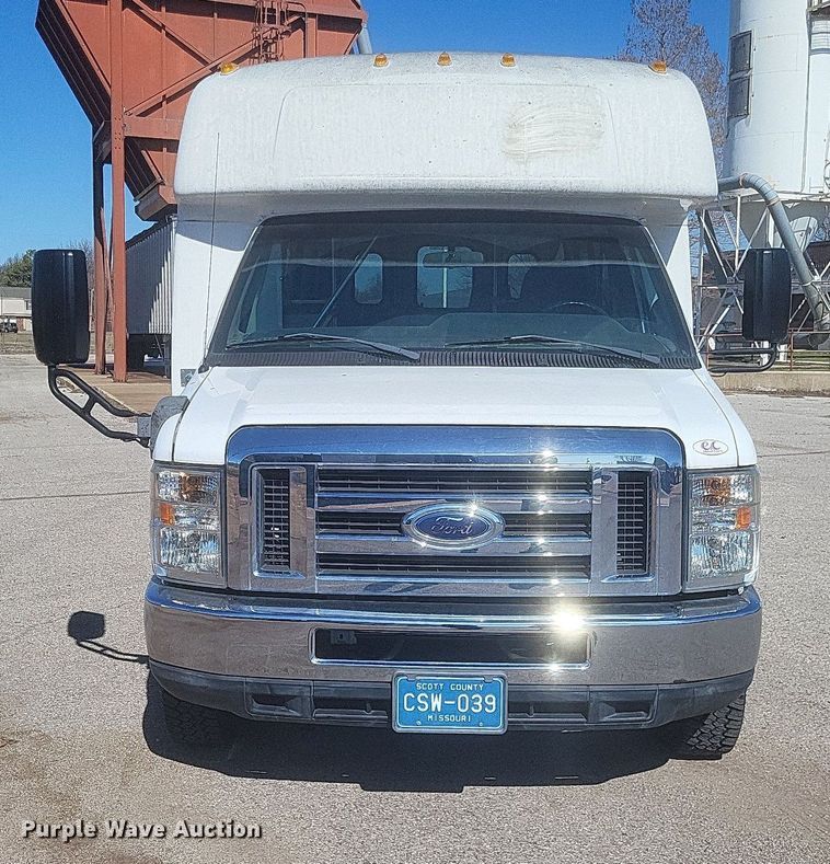image for item MI9960 2013 Ford E450 Super Duty shuttle bus