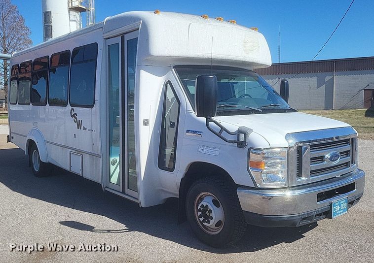 image for item MI9960 2013 Ford E450 Super Duty shuttle bus