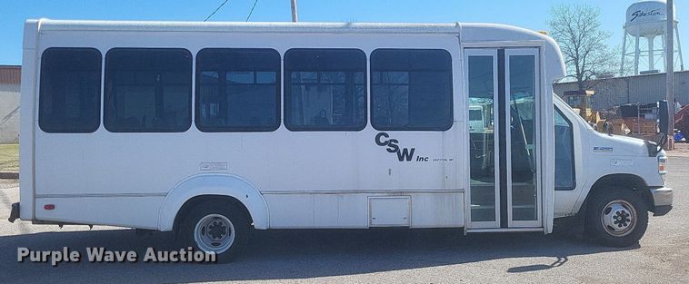 image for item MI9960 2013 Ford E450 Super Duty shuttle bus