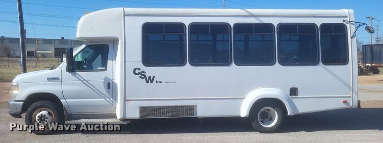 image for item MI9960 2013 Ford E450 Super Duty shuttle bus