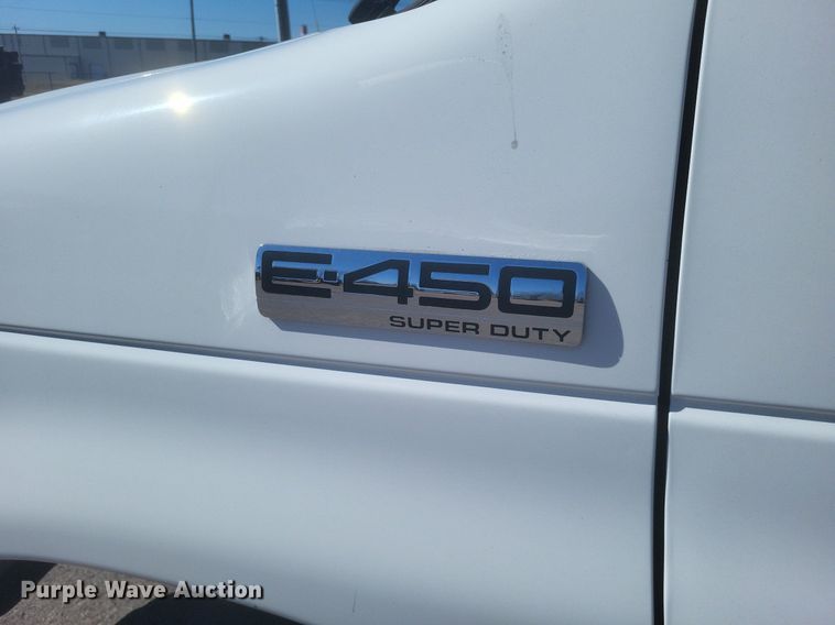 image for item MI9960 2013 Ford E450 Super Duty shuttle bus