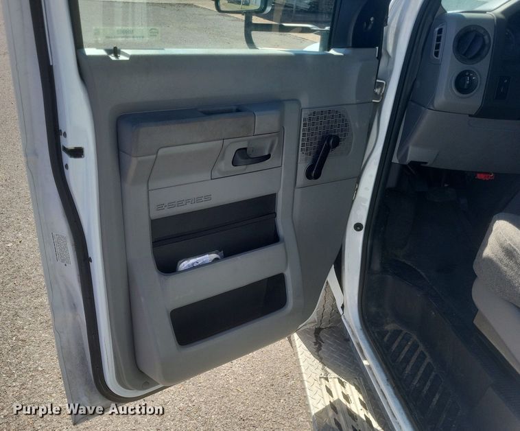 image for item MI9960 2013 Ford E450 Super Duty shuttle bus