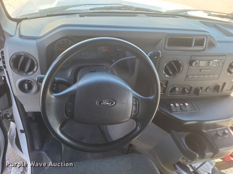 image for item MI9960 2013 Ford E450 Super Duty shuttle bus