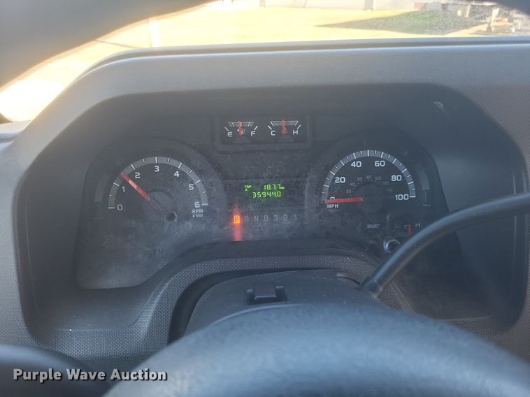 image for item MI9960 2013 Ford E450 Super Duty shuttle bus