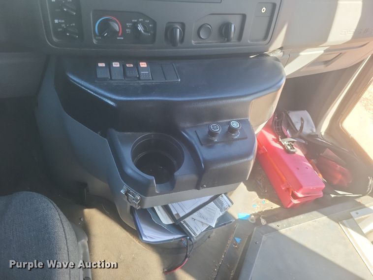 image for item MI9960 2013 Ford E450 Super Duty shuttle bus