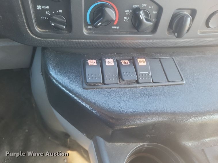 image for item MI9960 2013 Ford E450 Super Duty shuttle bus