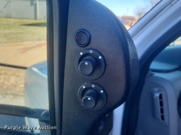 image for item MI9960 2013 Ford E450 Super Duty shuttle bus