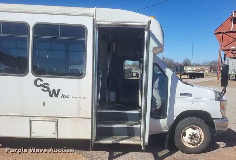 image for item MI9960 2013 Ford E450 Super Duty shuttle bus