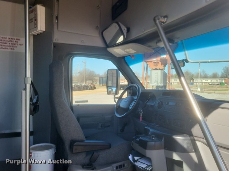 image for item MI9960 2013 Ford E450 Super Duty shuttle bus