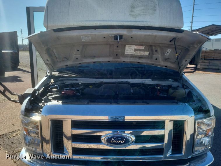 image for item MI9960 2013 Ford E450 Super Duty shuttle bus