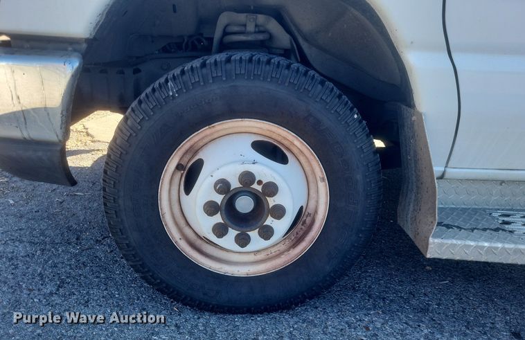 image for item MI9960 2013 Ford E450 Super Duty shuttle bus