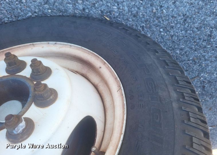 image for item MI9960 2013 Ford E450 Super Duty shuttle bus