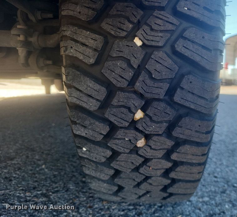 image for item MI9960 2013 Ford E450 Super Duty shuttle bus