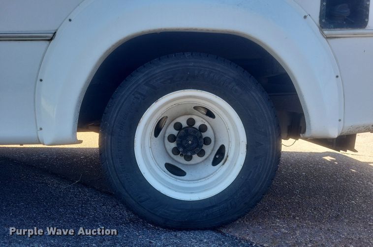 image for item MI9960 2013 Ford E450 Super Duty shuttle bus