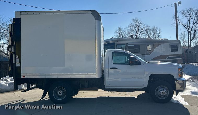 image for item MO9160 2019 Chevrolet Silverado 3500HD box truck